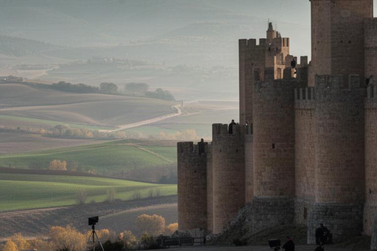 Castillo medieval de Segovia rodeado de paisaje rural para un rodaje televisivo