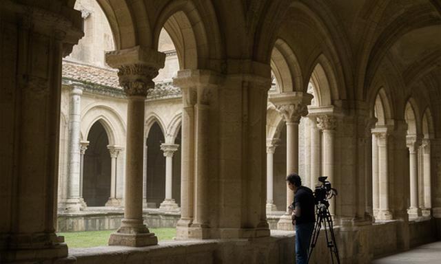 Claustro de un monasterio de Castilla y León iluminado durante el rodaje documental